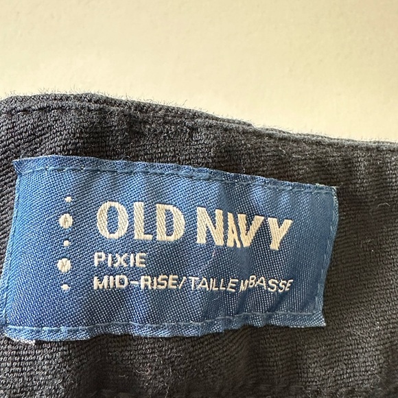 Women’s pixie mid rise black Old Navy pants, size 4 regular - Picture 5 of 9
